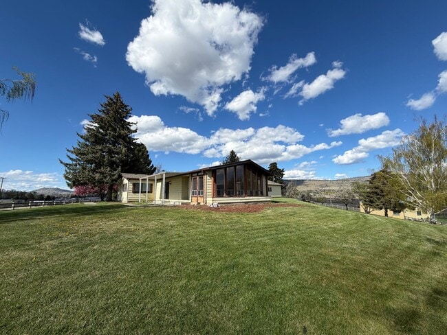 Building Photo - 3 Bedroom, 2.5 Bath - Three Bay garage