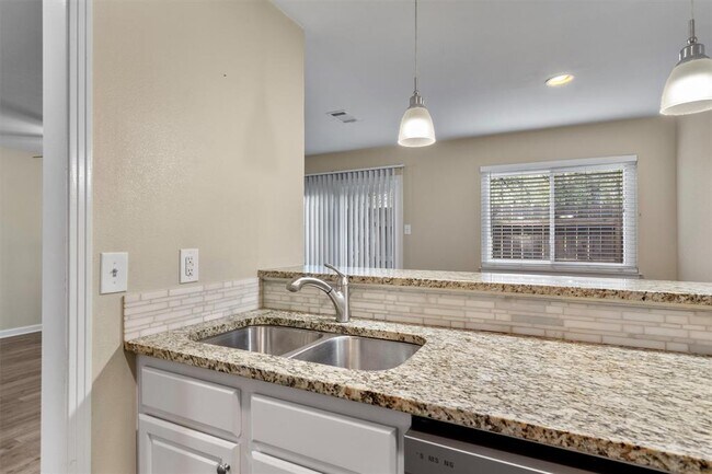 Building Photo - 6810 Deatonhill Dr