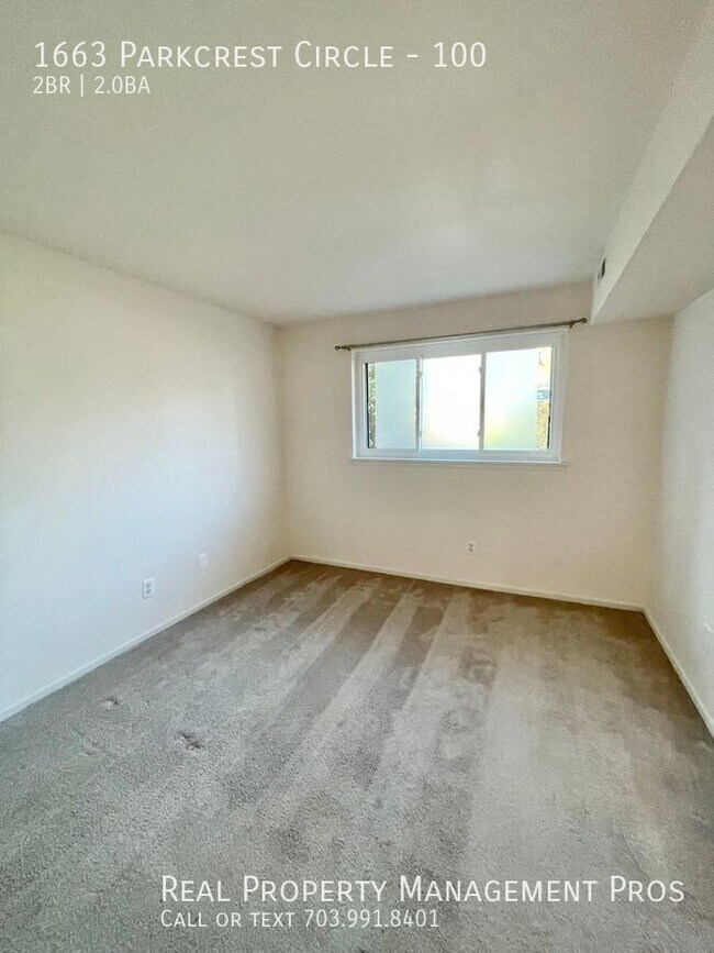 Building Photo - 1663 Parkcrest Cir