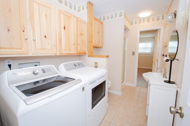 Building Photo - 215 Hillcrest Pl