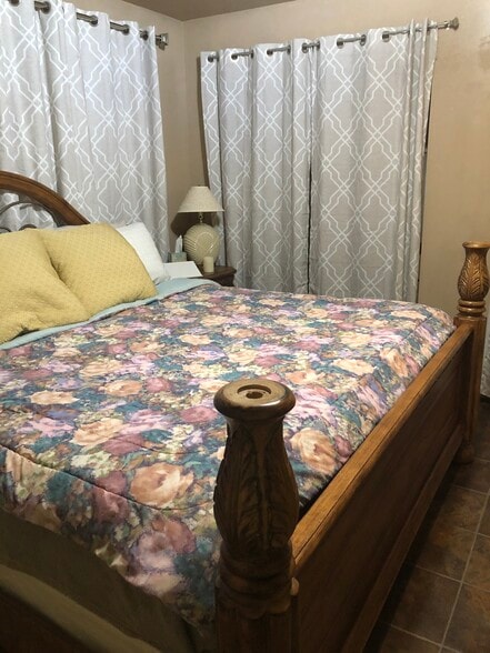 #2 Kingsize bed - 450 Stevens Ave