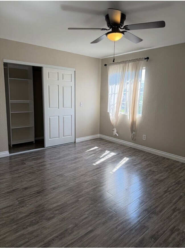 Building Photo - 5 Bed 3 Bath House Available Now!