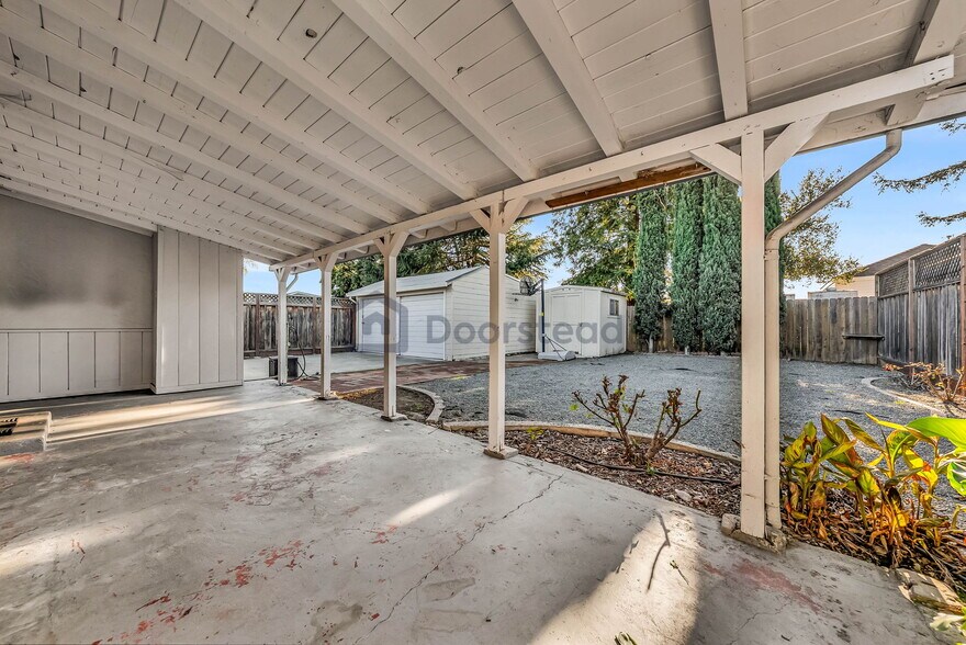 Building Photo - 2448 Pioneer Ave