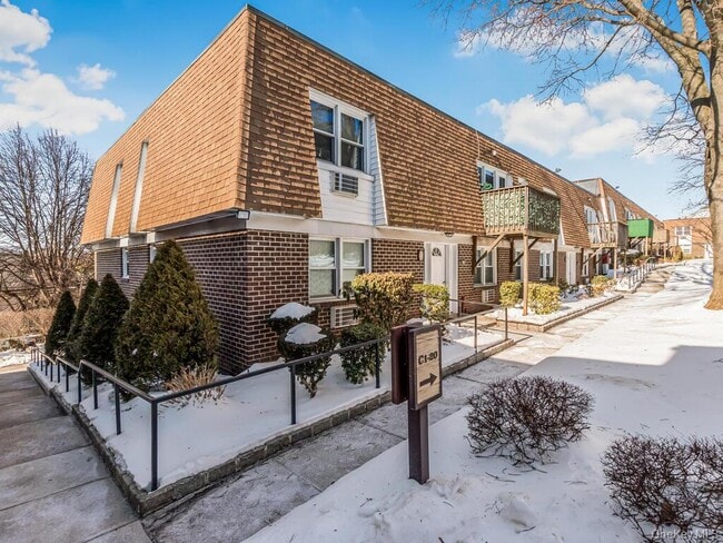 Building Photo - 380 N Broadway