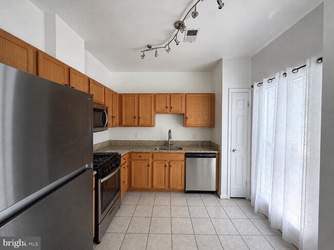 Building Photo - 4142 Fountainside Ln