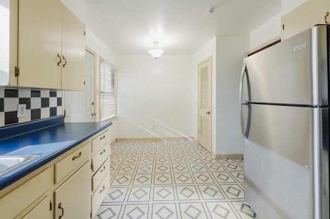 Building Photo - 610 E 54th St