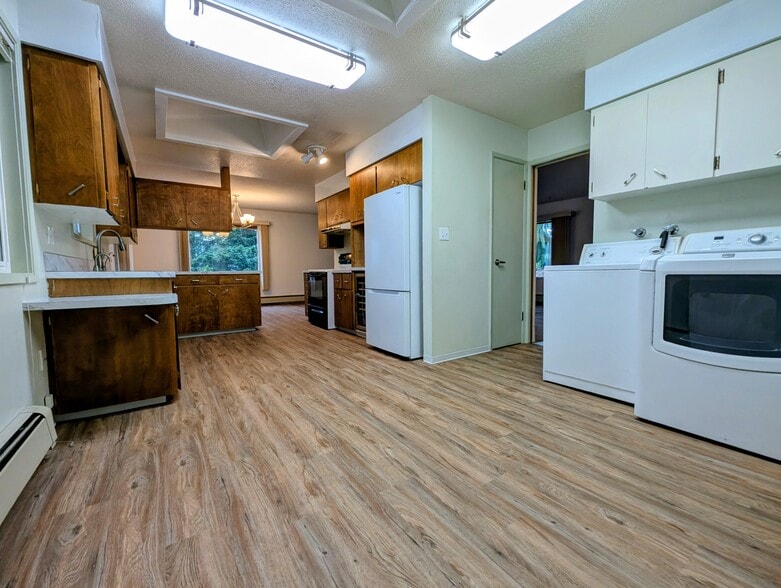 kitchen and flex space - 2575 Yew Street Rd
