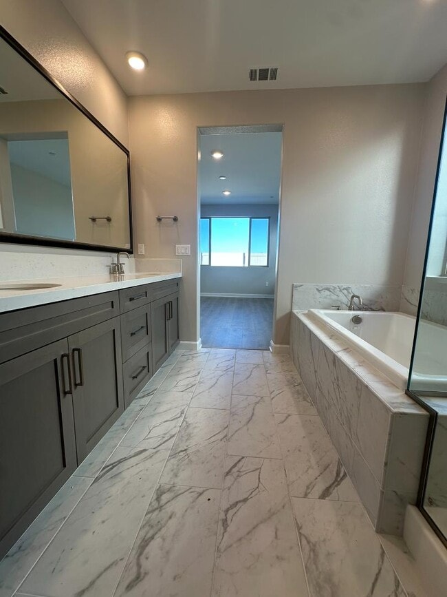 Building Photo - 2055 Woolem Pl