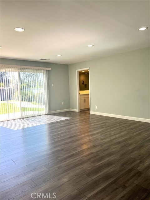 Building Photo - 1518 E Vine Ave