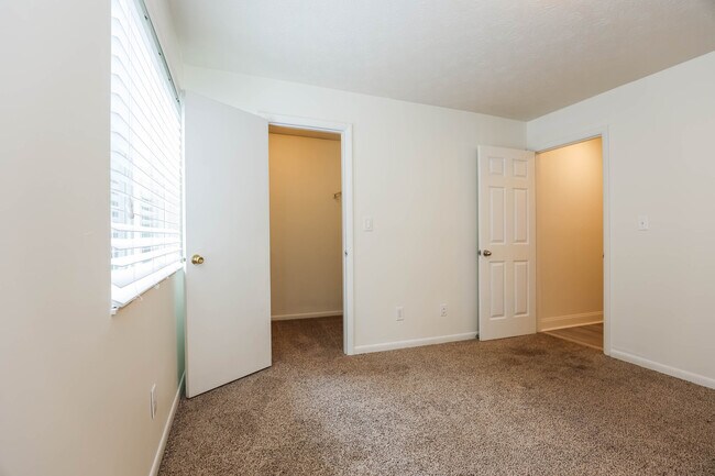 Building Photo - 8839 Eagleview Dr