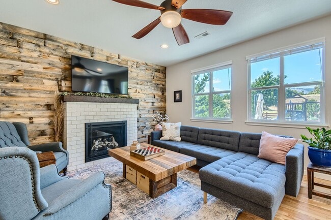 Building Photo - Beautiful 4 Bedroom Home with Stunning Vie...