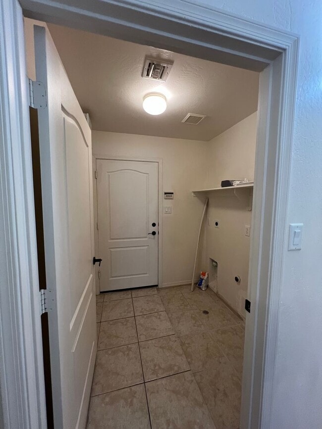 Building Photo - 4 BEDROOM IN BARKLEY RANCH!