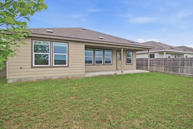 Building Photo - 4 Bedroom Home with Open Layout and Refrigerator Included