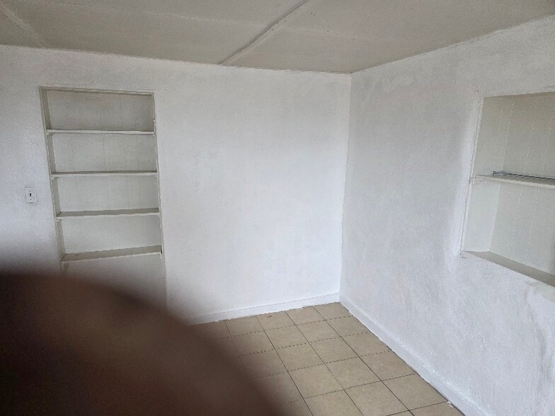 Building Photo - 1711 1/2 Agua Fria St