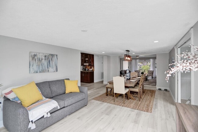 Building Photo - 470 SE 4th Ct