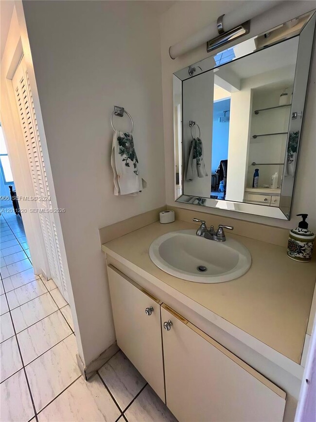Building Photo - 2899 Collins Ave