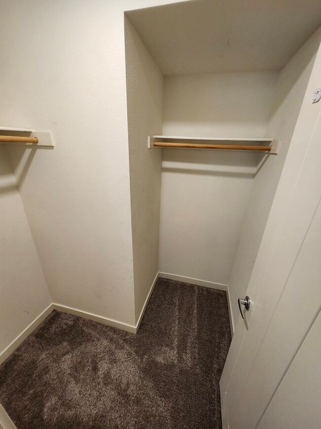 Building Photo - Gorgeous Tri-level Townhouse 3 beds 3 1/2 ...