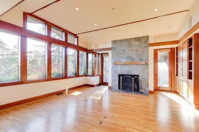 Building Photo - 28 Meadow Rd