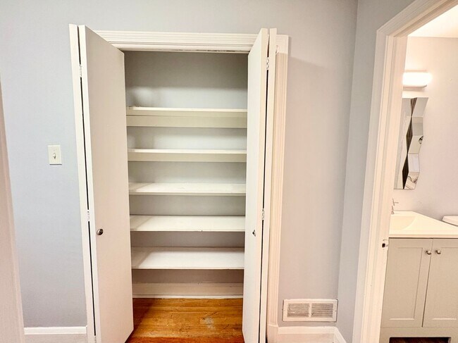 Building Photo - Spacious Townhome with Updated Kitchen & P...