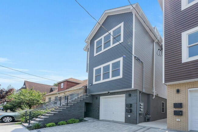 Building Photo - 275 Pearsall Ave