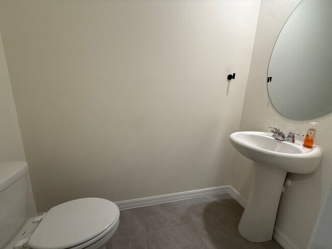 Building Photo - Beautiful Townhome Community Close to Ever...