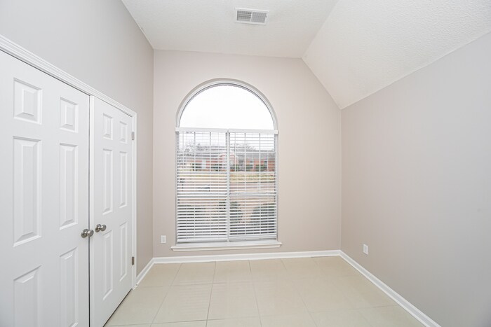 Building Photo - 9407 Garden Woods Dr