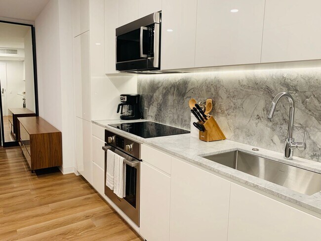 Building Photo - 'A'ali'i - Move In Fully Furnished Studio