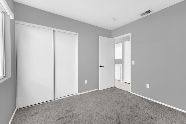 Building Photo - 44295 Las Vistas Dr