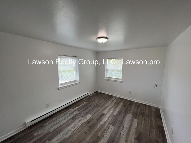 Building Photo - Suburban 743-745
