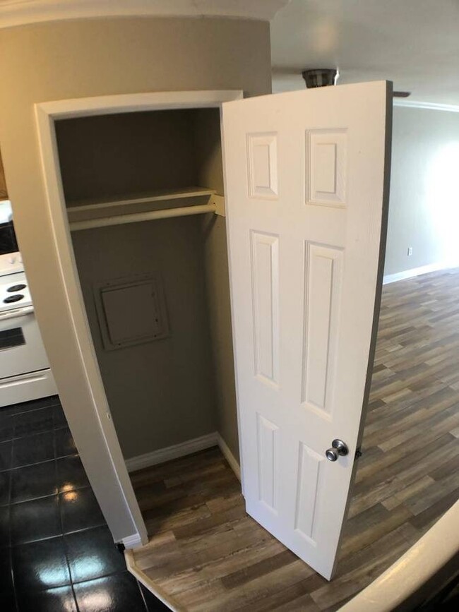 Building Photo - Remodeled Townhome with Garage and Yard in...