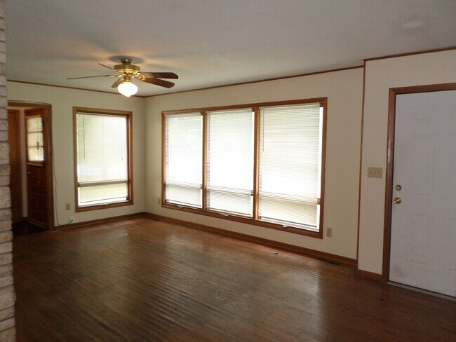 Building Photo - Privacy Fence and a Garage!