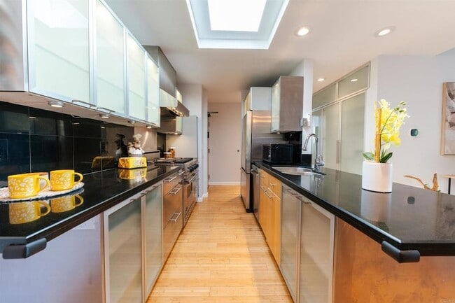 Building Photo - 1615 Hotel Cir S