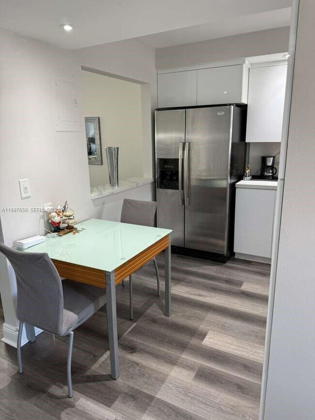 Building Photo - 691 S Hollybrook Dr