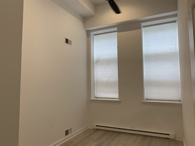 Building Photo - 1024 Clinton St
