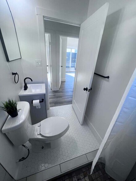 Building Photo - 724 37th St