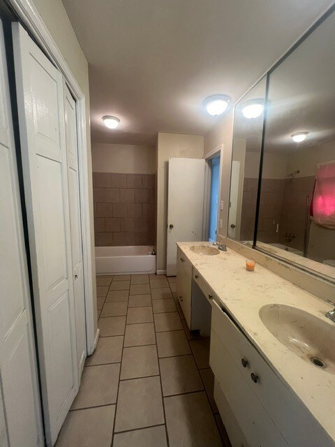 Building Photo - 1653 Downing Cir