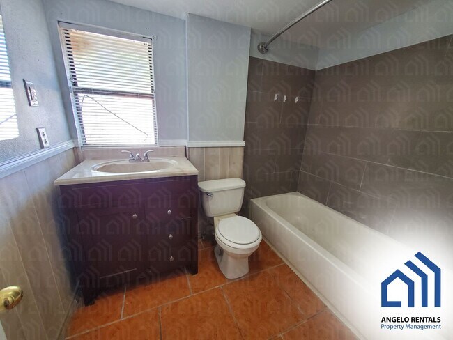 Building Photo - Spacious 4-bedroom 1.5 bath home AVAILABLE SOON!