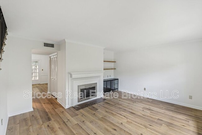 Building Photo - 98 La Rue Pl NW