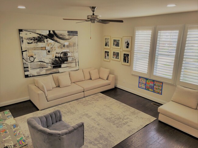 Building Photo - Stunning 4 bedroom 3.5 bath townhome locat...