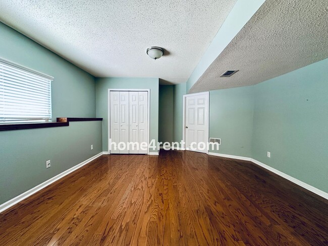 Building Photo - Four Bedroom Olathe Home in a Quiet Neighb...