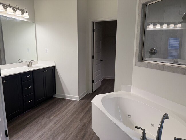 Building Photo - Beautiful 4-bedroom 3 full bathroom home i...