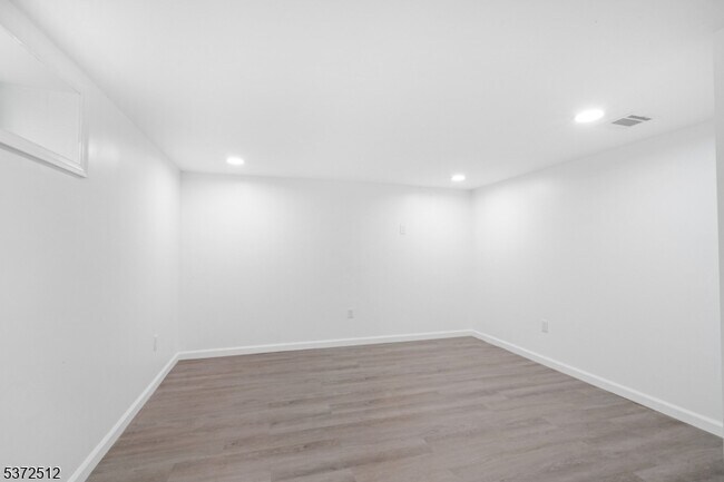 Building Photo - 141 Crosby Ave