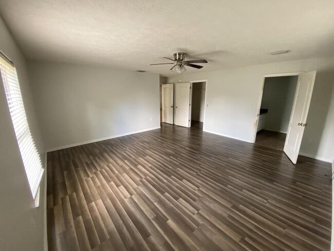 Building Photo - 1999 N Cloverdale Terrace