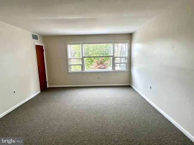 Building Photo - 117 Elm Ave