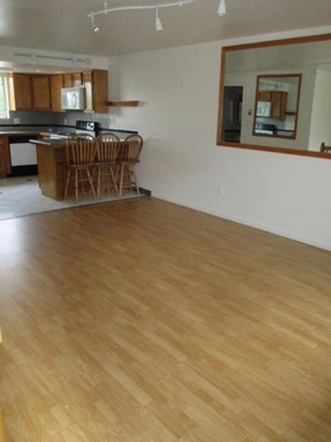 Building Photo - Pet-friendly & spacious 2 BD/2 BA in great...