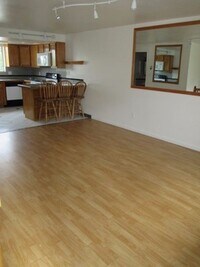 Building Photo - Pet-friendly & spacious 2 BD/2 BA in great...