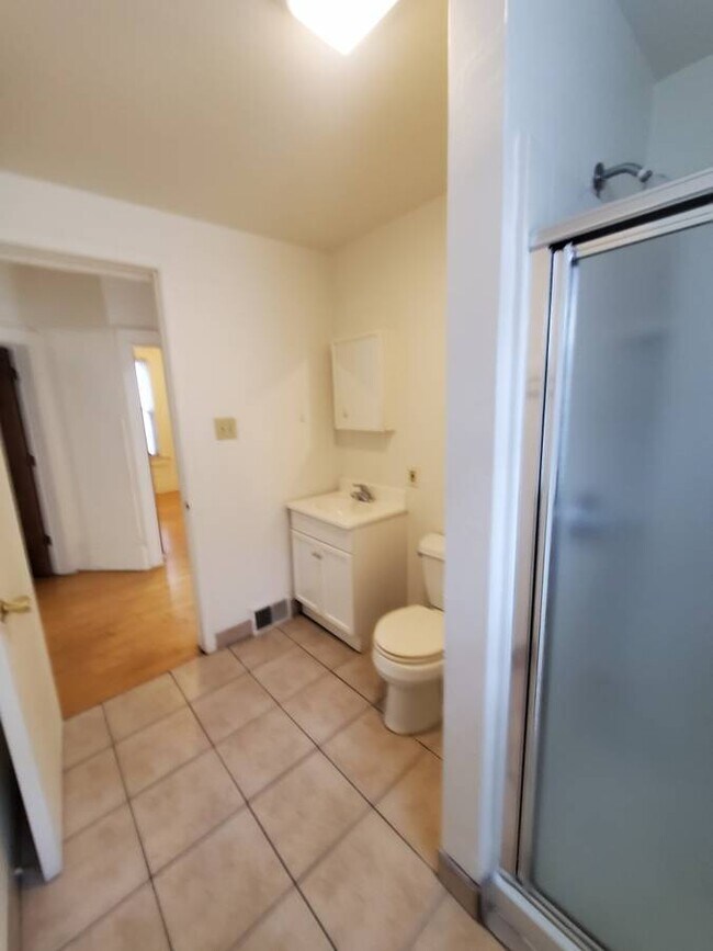 Building Photo - Spacious 5BED/2BATH Upper Near Marquette