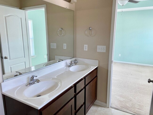 Building Photo - 4BD/3.5BA Gorgeous End Unit Townhouse with...