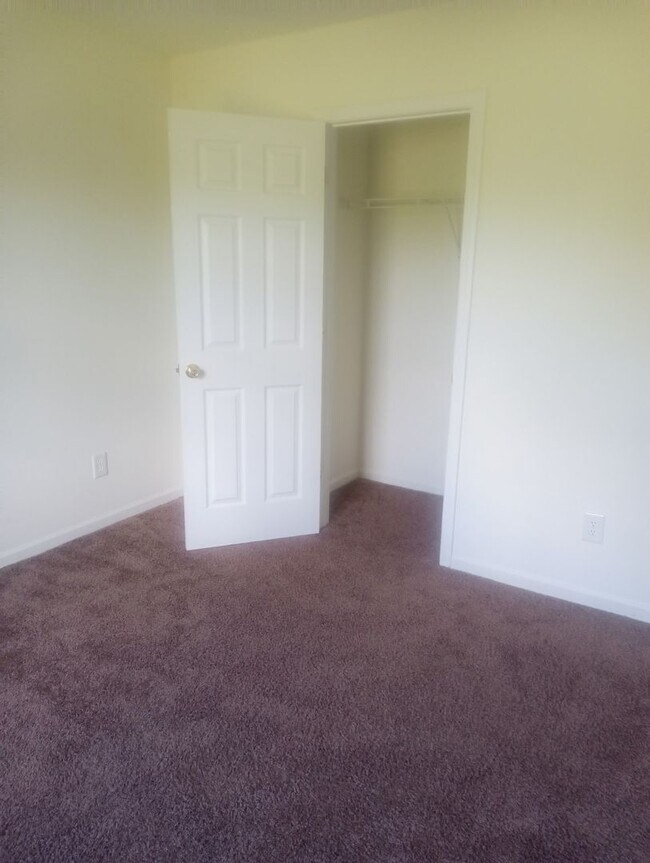 Building Photo - 4 Bedrooms 3.5 Bathrooms FOR RENT