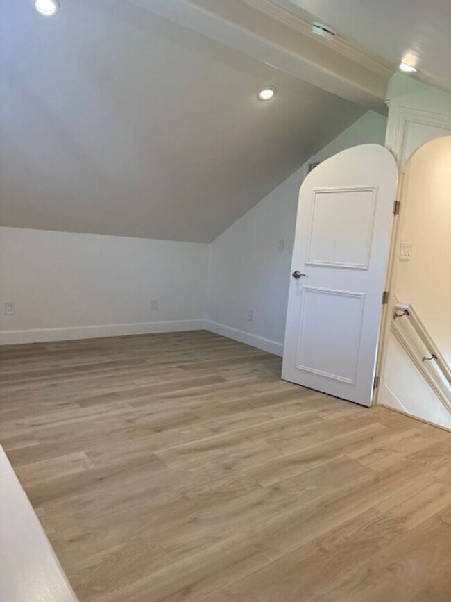 Building Photo - Great 2 bedroom, 1 bathroom house with office/bonus room and Ocean Views near DLI and downtown Mo...